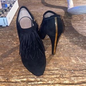 Adorable Chloe Fringe booties!